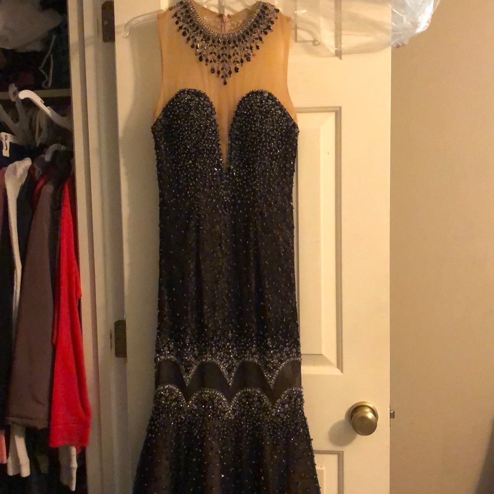 I am selling this beautiful prom dress